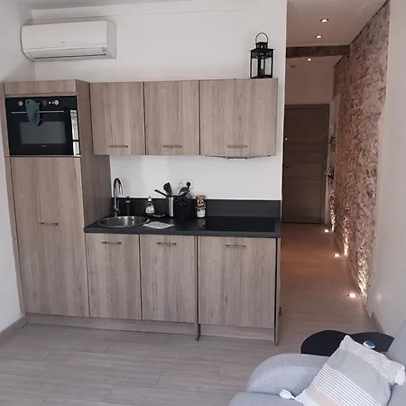 Adorable Vieil Appartement Antibes