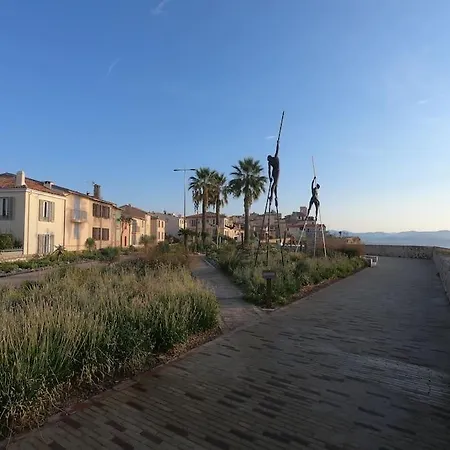 Adorable Vieil Appartement Antibes