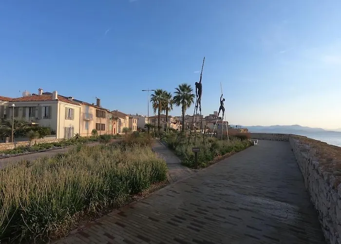 Adorable Vieil Appartement Antibes